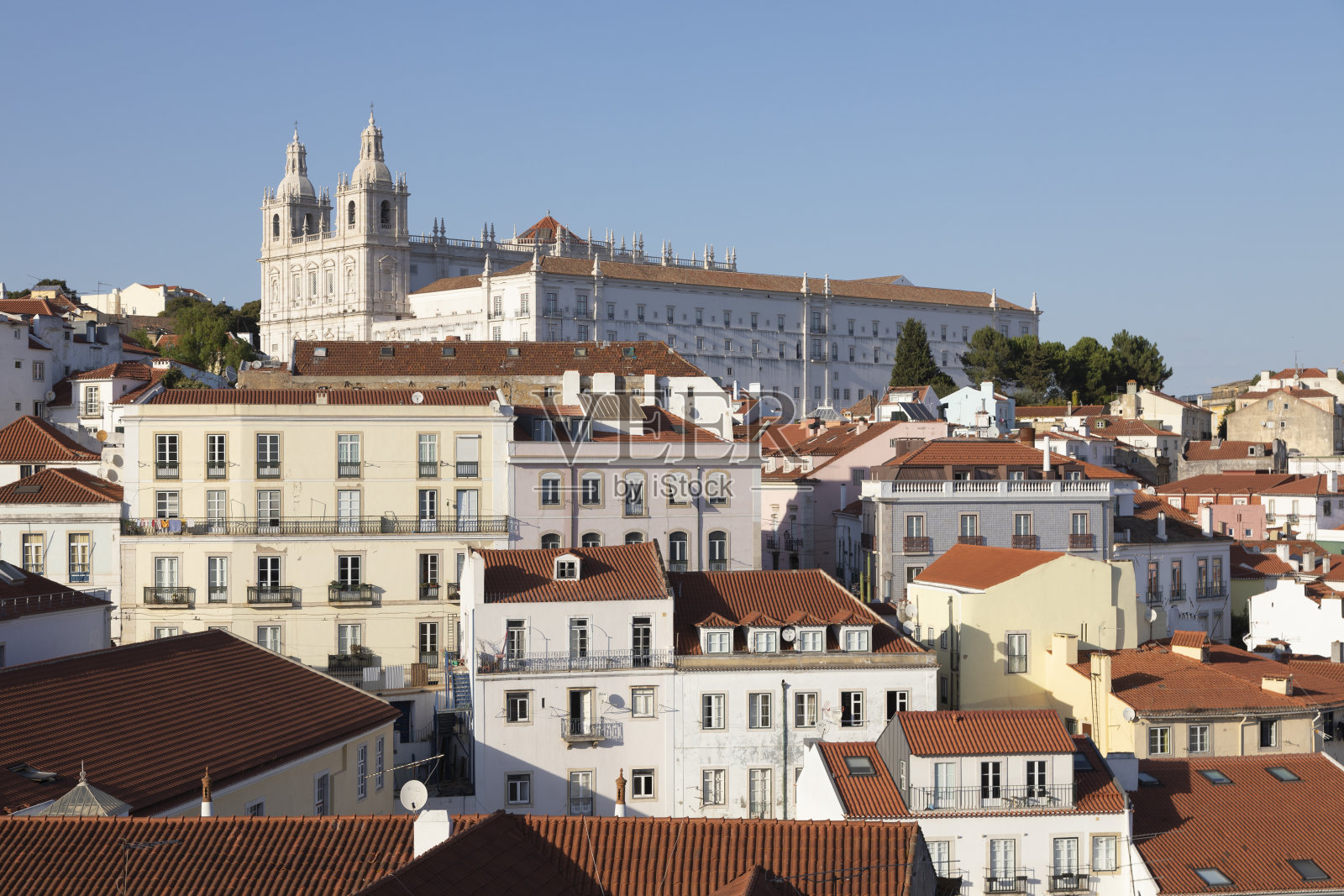 葡萄牙里斯本,Alfama区屋顶视图,背景是São Vicente Fora教堂照片摄影图片