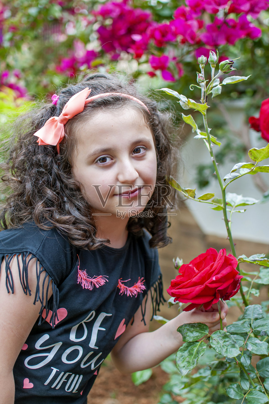 土耳其可爱的小女孩在花园摆姿势照片摄影图片