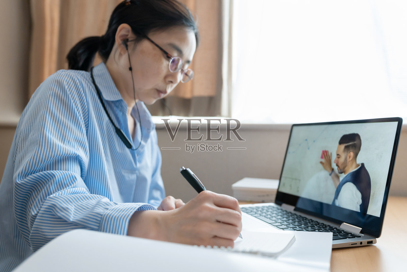 亚洲妇女在家参加网络研讨会照片摄影图片