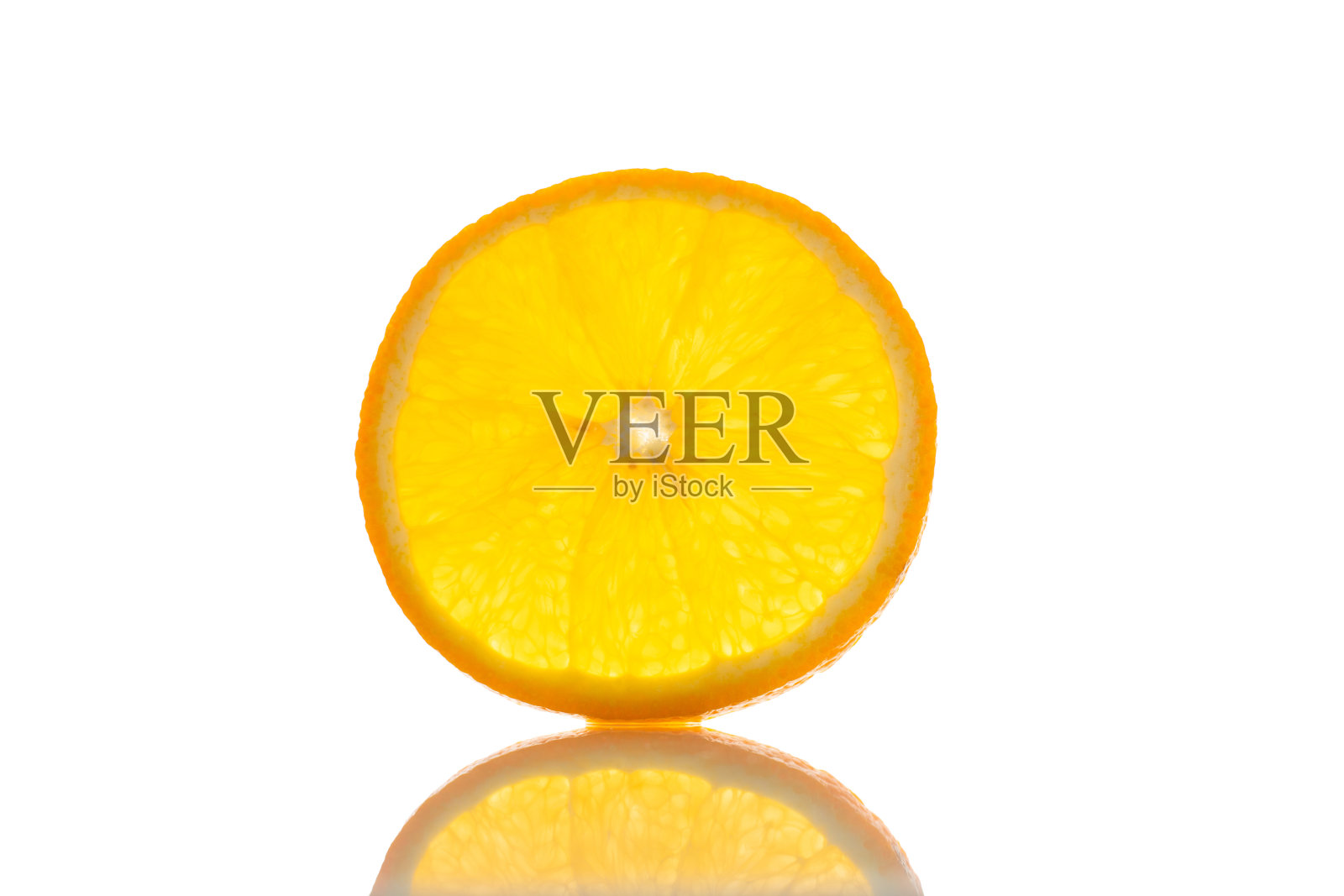 一片在白色背景上反射的新鲜橙子照片摄影图片