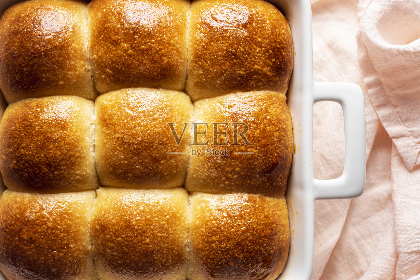 瓷盘里自制的小面包。照片摄影图片