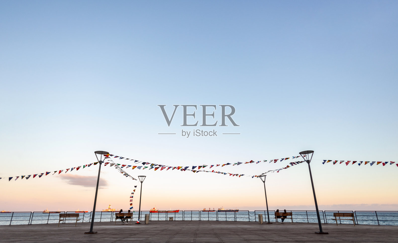 木制码头上挂着不同国家的国旗照片摄影图片