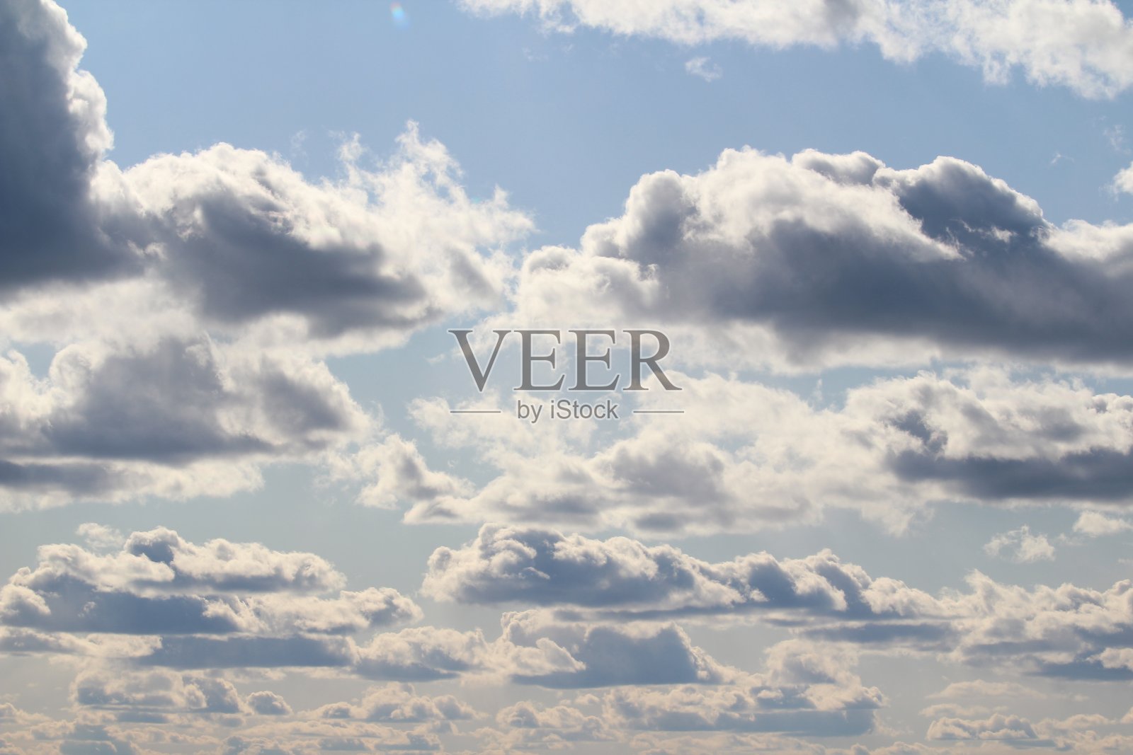 日落或黎明时蓝天上的云被太阳背光照亮。放置文本和设计照片摄影图片