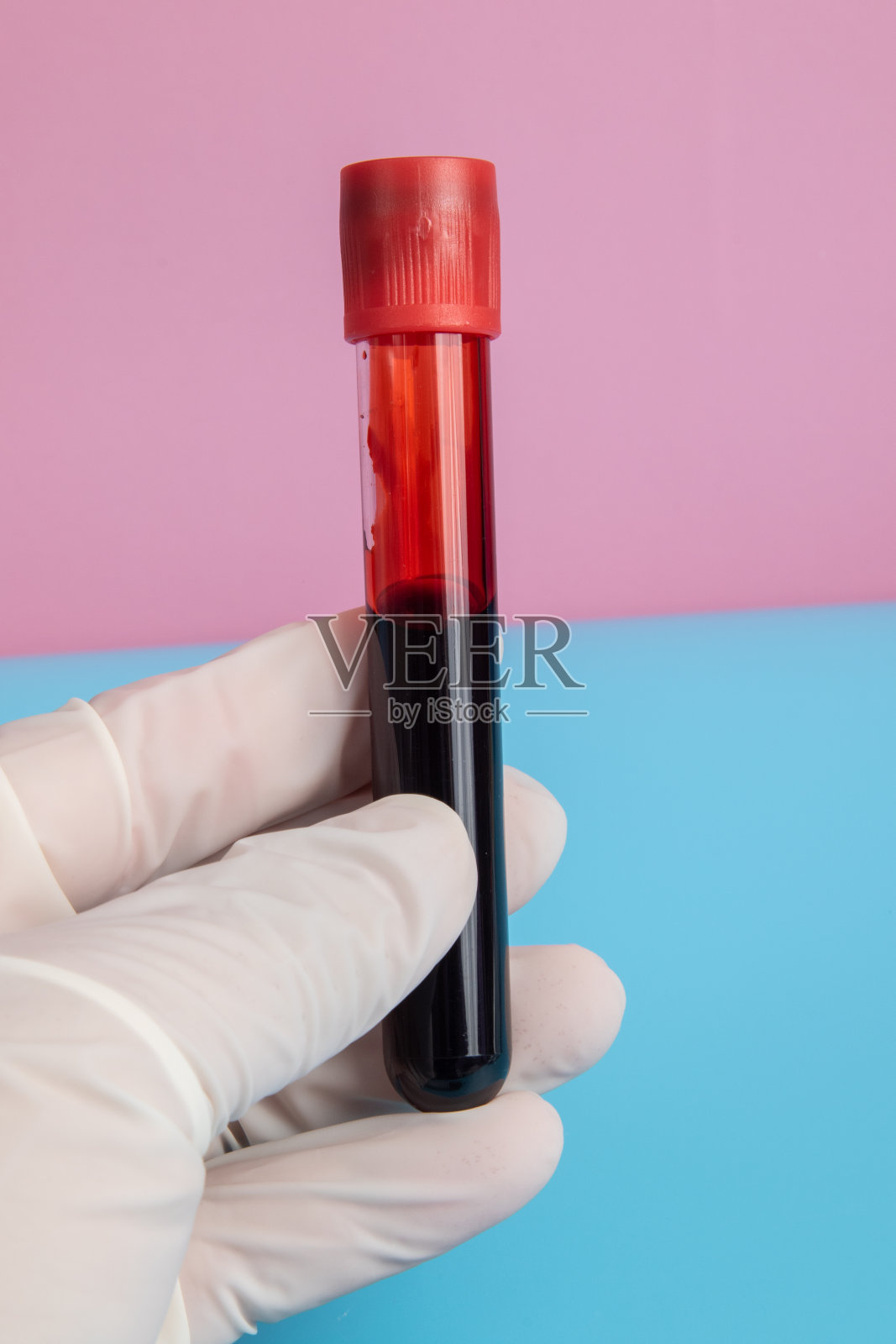 采集管中COVID - 19冠状病毒感染血液样本。照片摄影图片