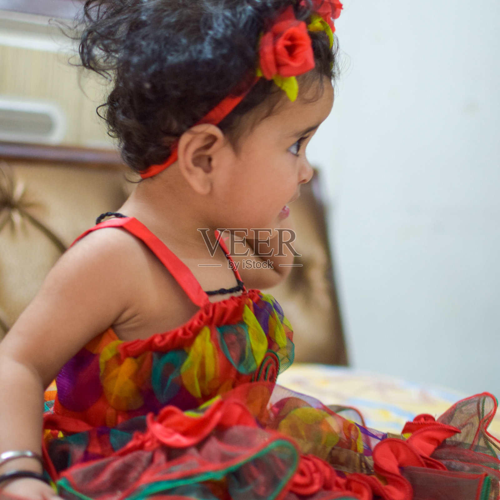 可爱的小女孩在一个花环的形象,12个月大的可爱的微笑女孩的特写,蹒跚学步,可爱的小女孩,微笑着,摆出可爱的姿势拍摄户外照片照片摄影图片