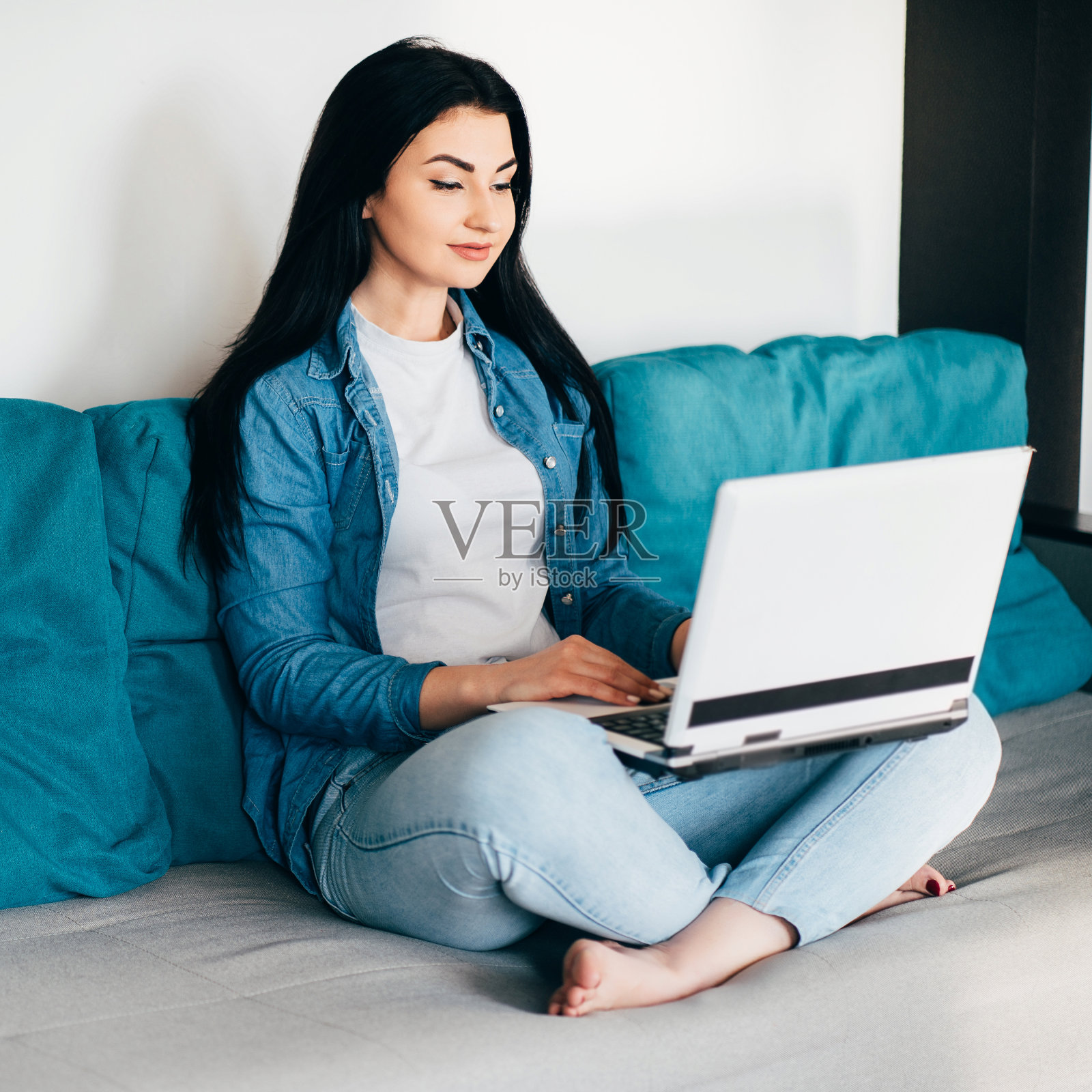 年轻女子在家使用笔记本电脑上网工作照片摄影图片