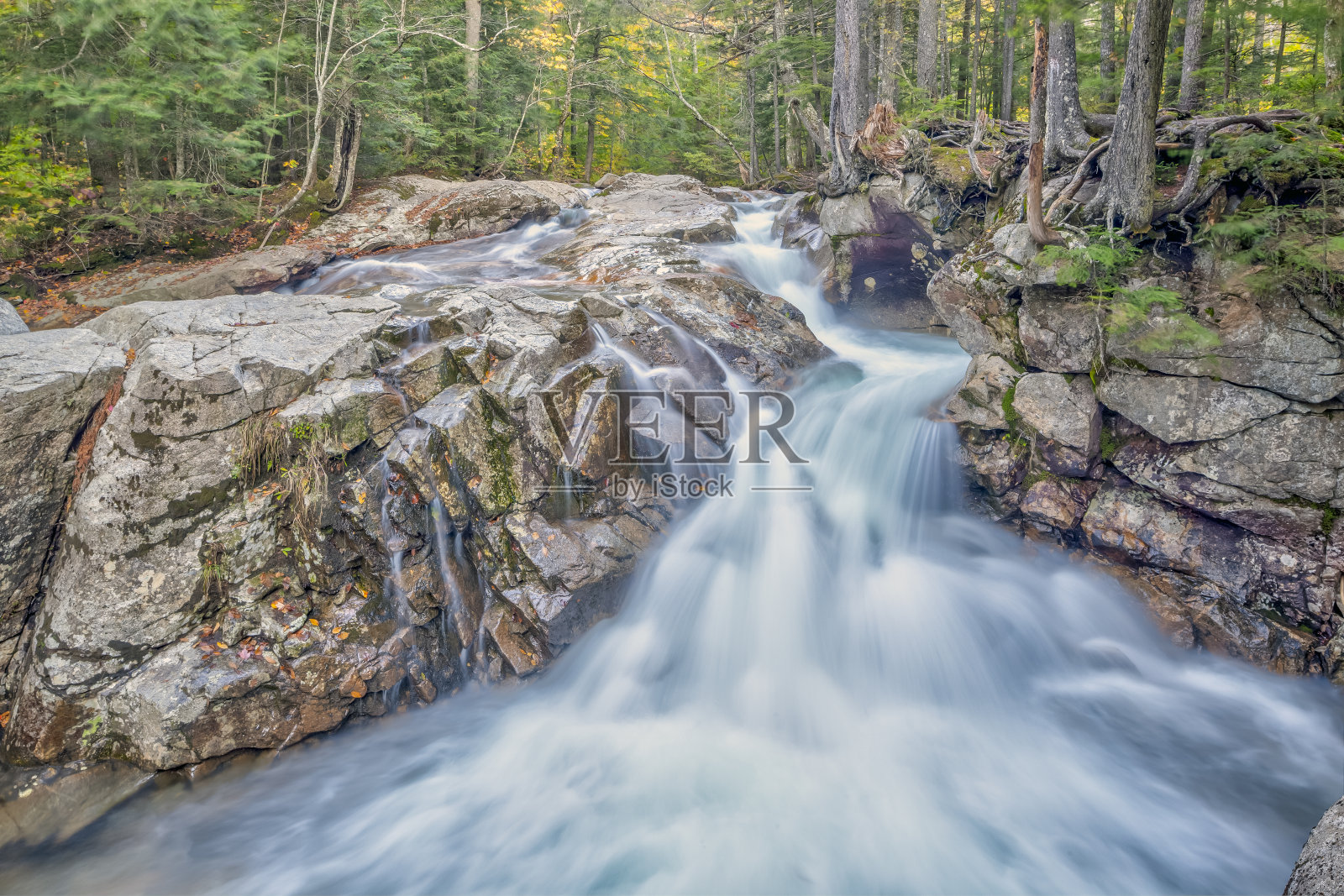 秋天在急流的河上照片摄影图片