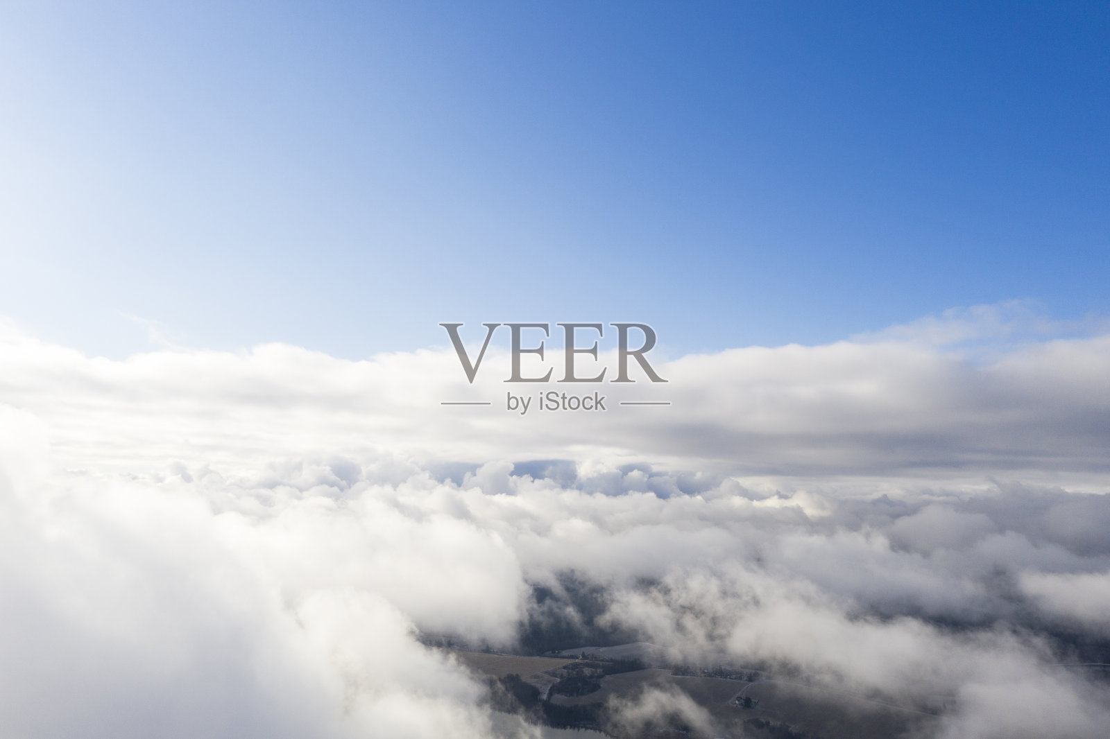 蓝天白云鸟瞰图。从无人机。鸟瞰图云图。纹理的云。从以上观点。日出或日落在云上。全景云照片摄影图片