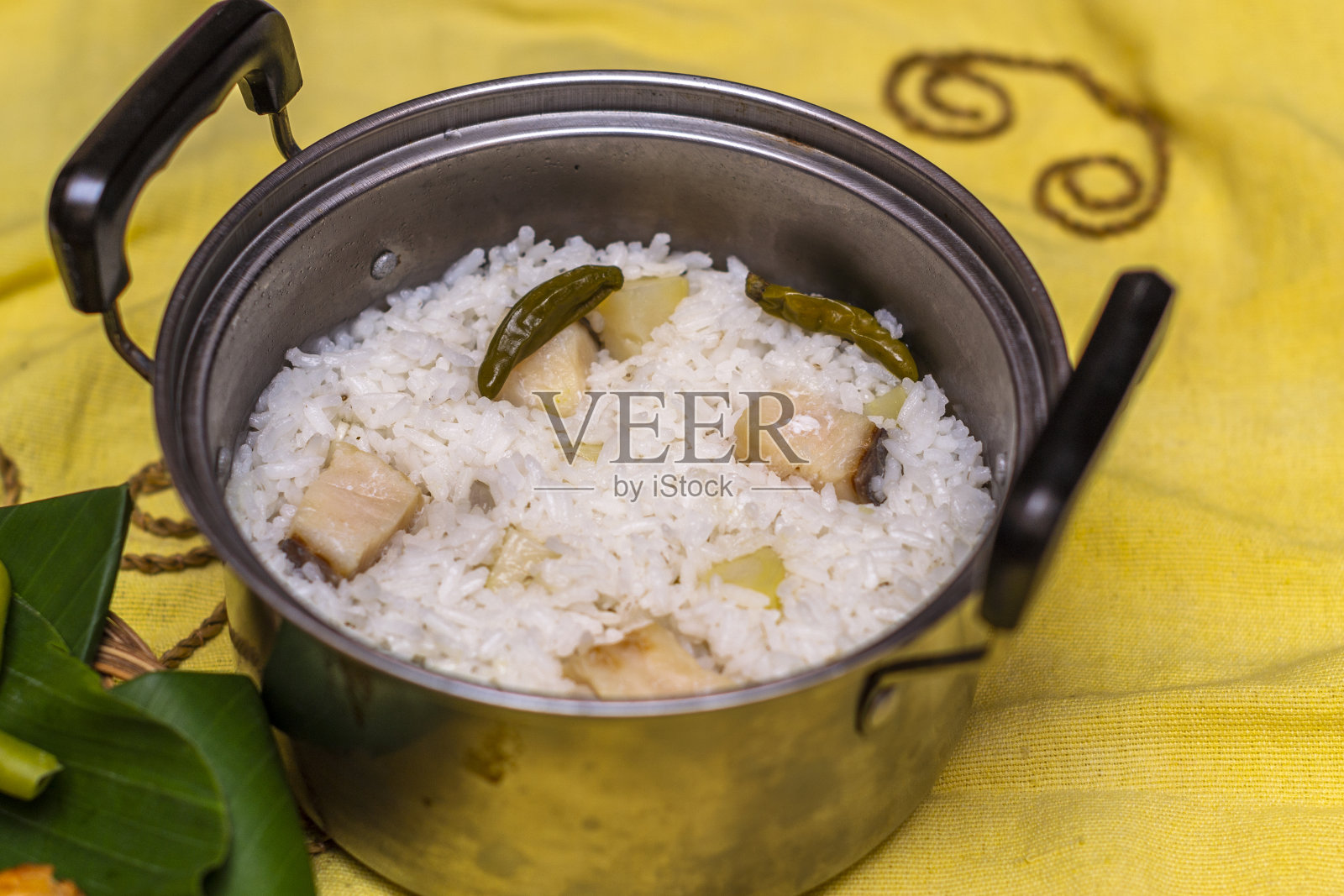 印尼传统菜炒饭端上桌照片摄影图片