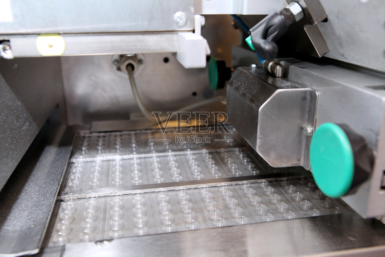 胶囊药丸生产线,工业制药概念。从机器里出来的药片。制药厂生产药丸输送机。平板电脑丸生产照片摄影图片