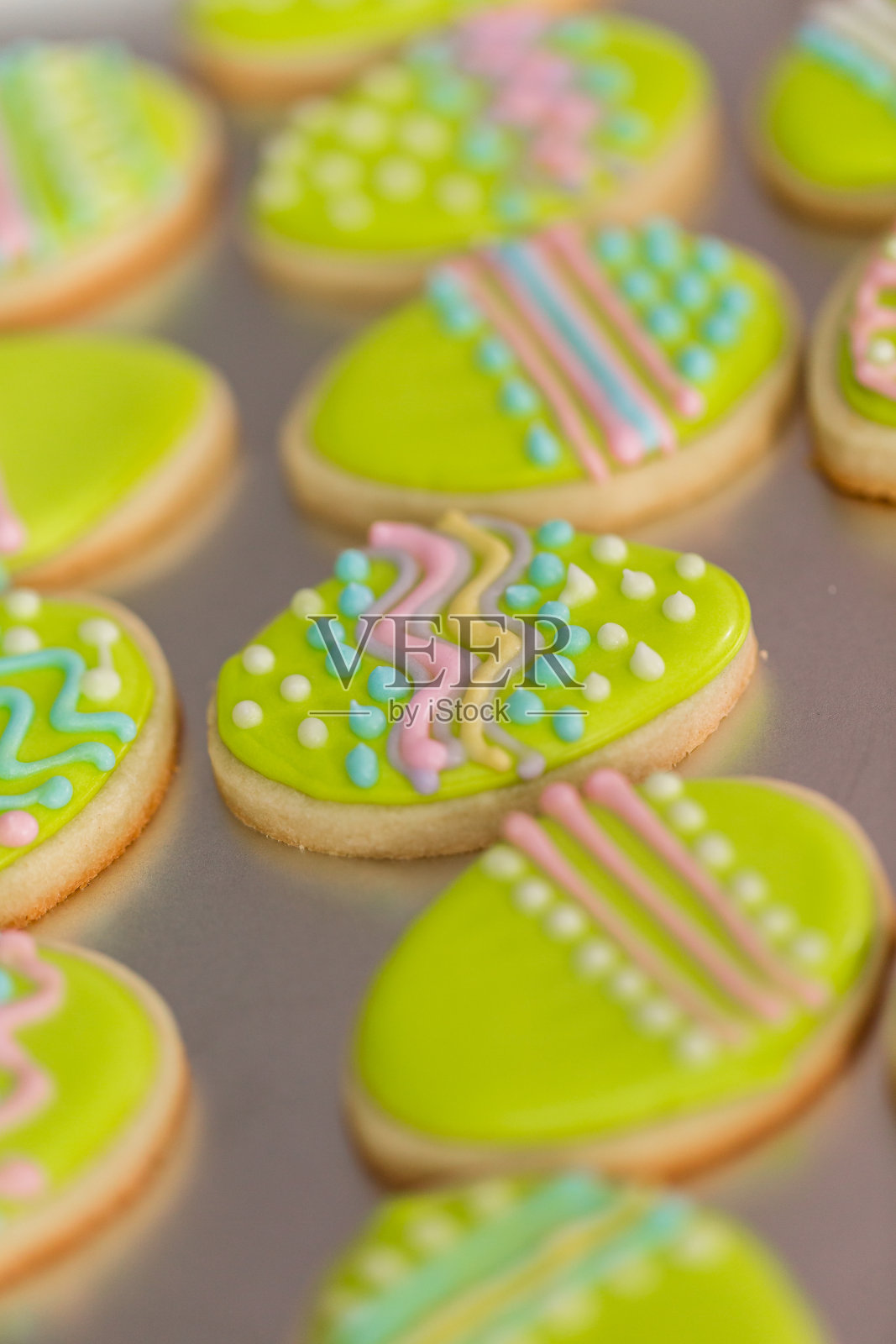 复活节糖饼干装饰不同颜色的皇家糖霜。照片摄影图片