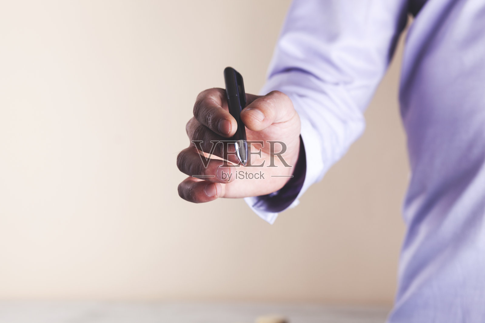 男子手笔在屏幕上照片摄影图片