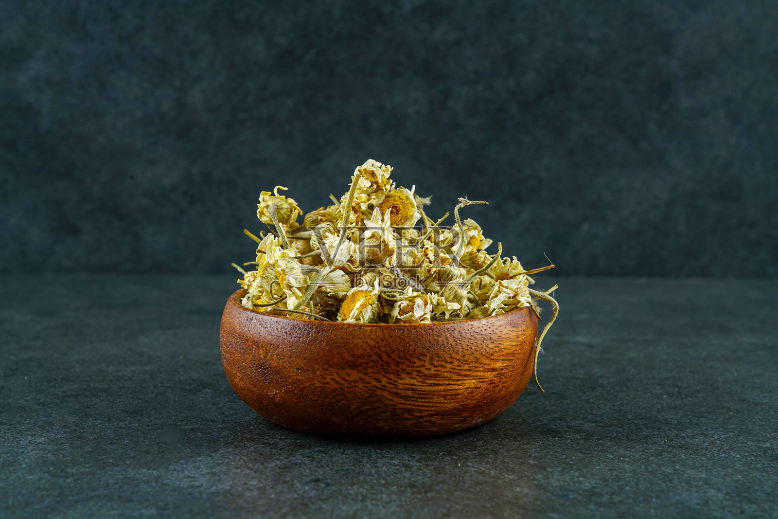 有孤立白色背景的干洋甘菊照片摄影图片