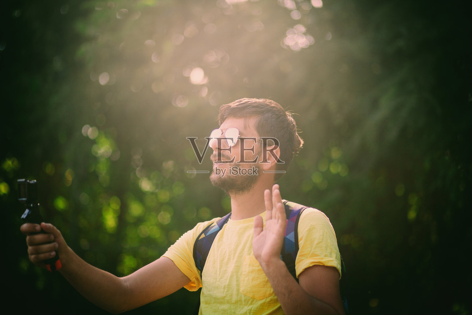 有影响力的人在自然中做视频照片摄影图片