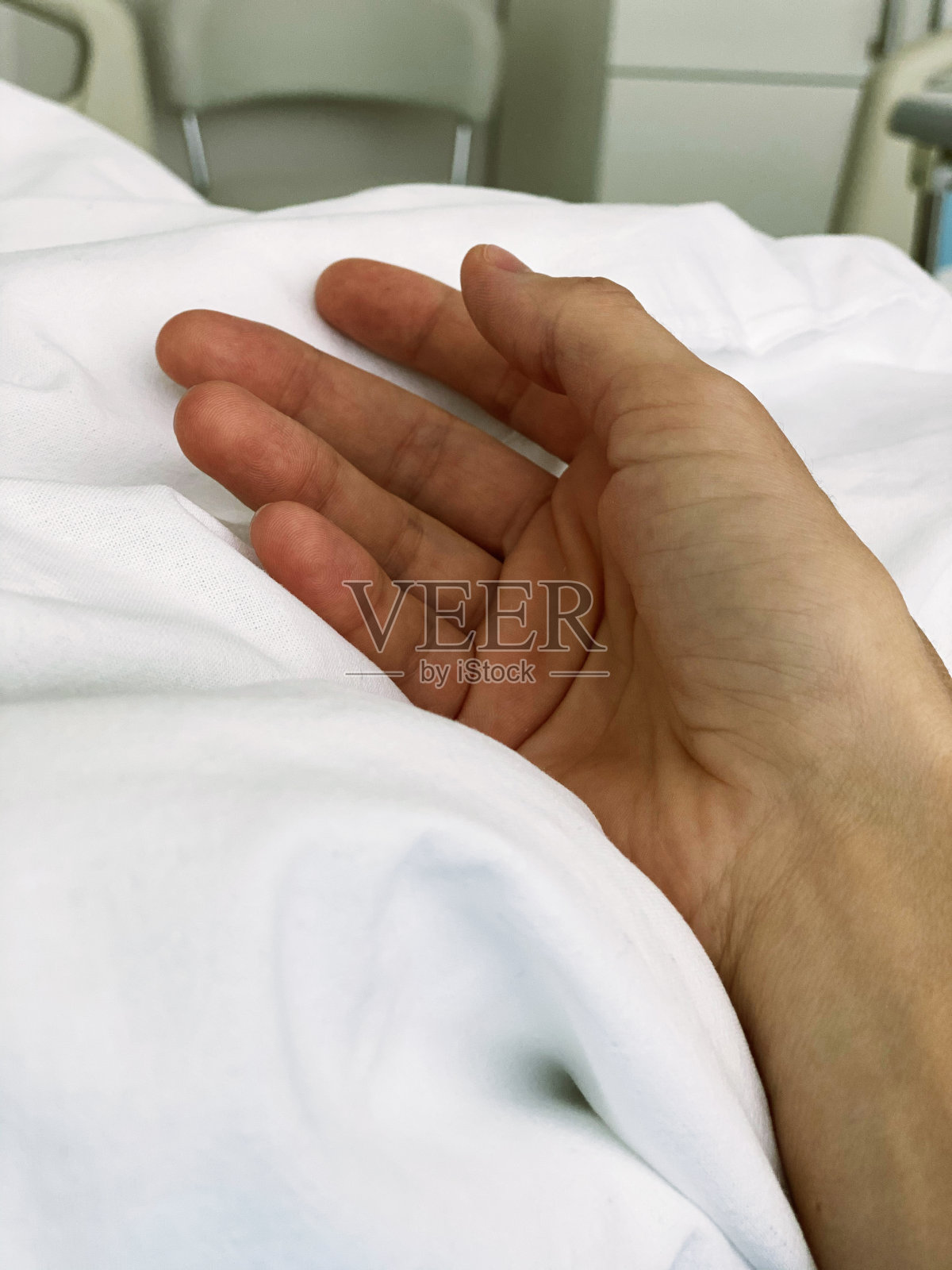 年轻女子手放在病床上照片摄影图片