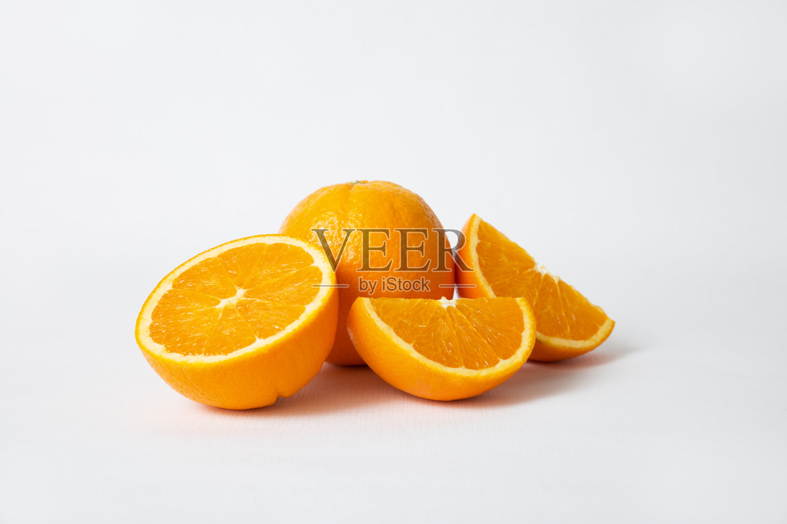 整个橙子,切成两半照片摄影图片