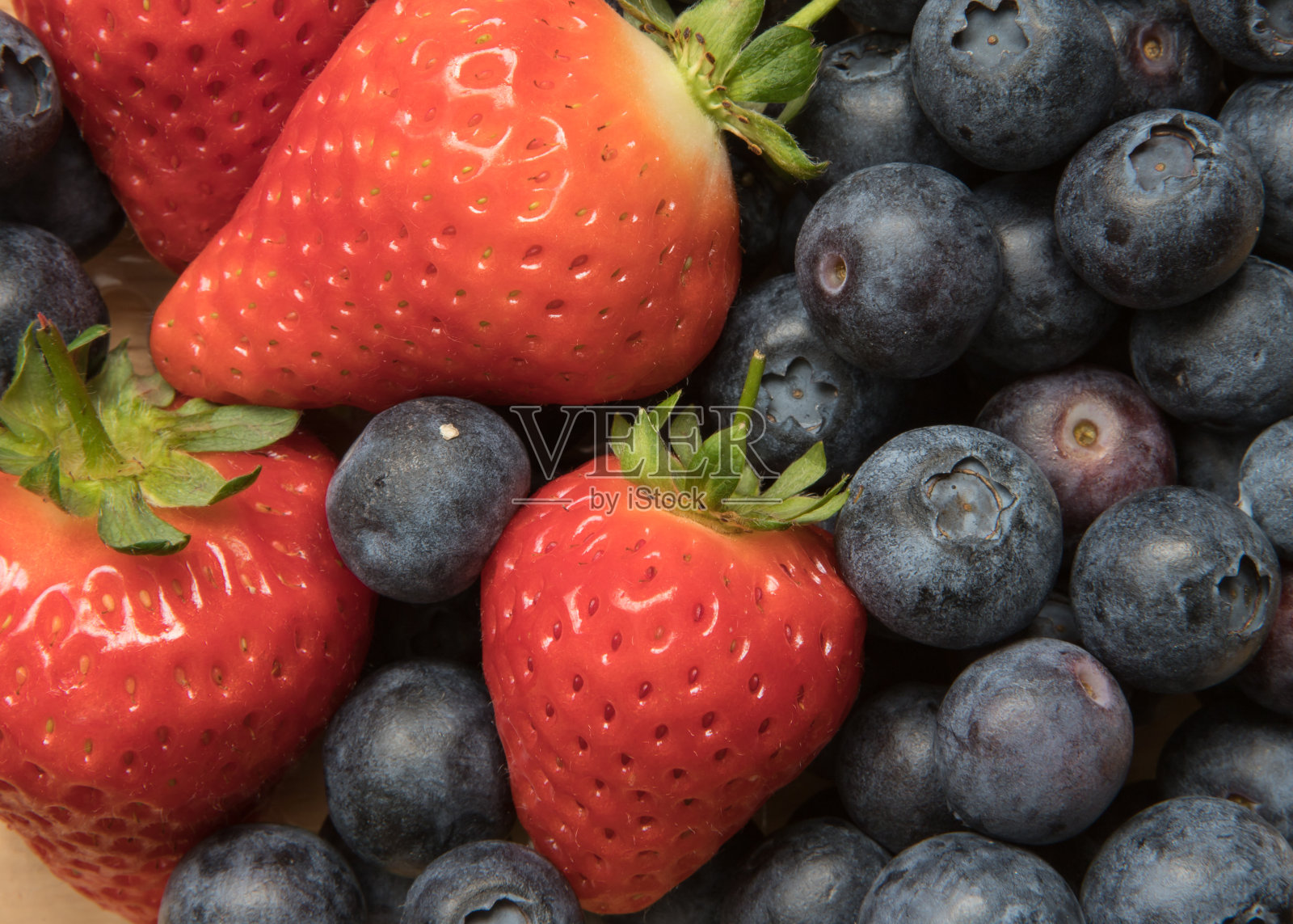 近距离观察草莓和蓝莓照片摄影图片