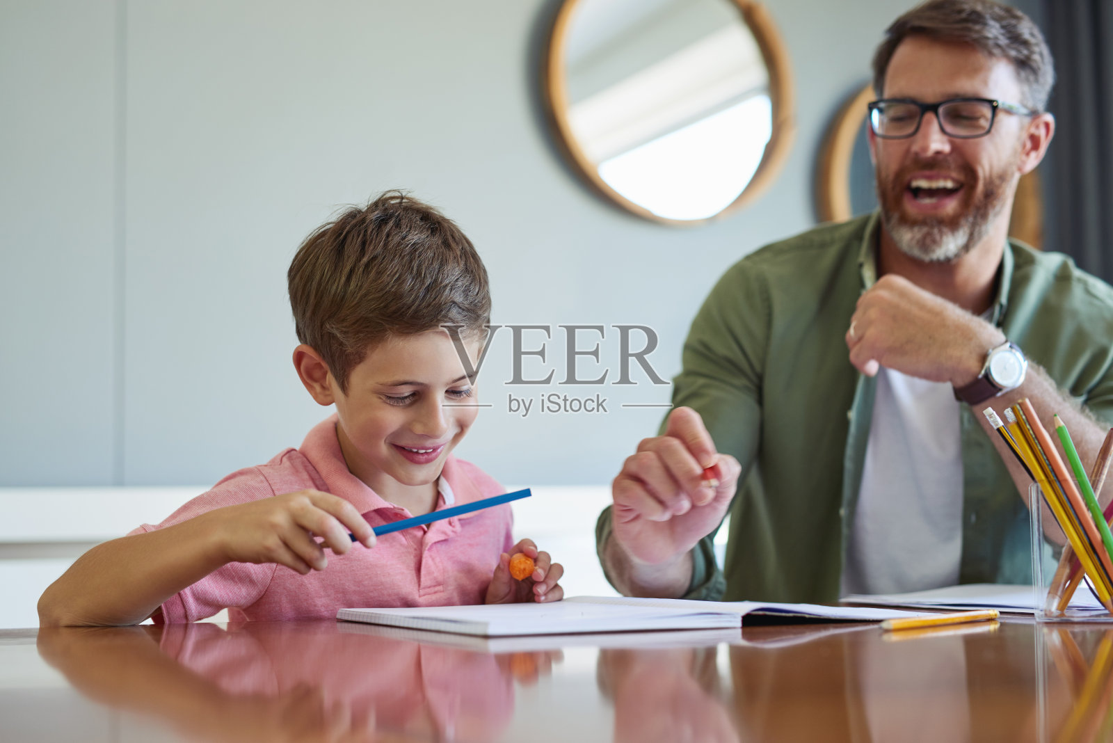 爸爸知道如何把学习变成有趣的经历照片摄影图片