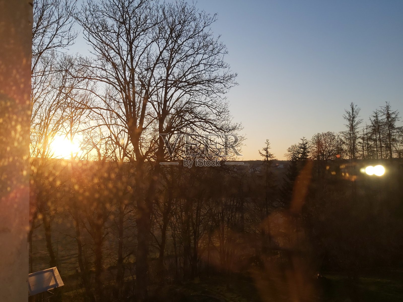 被遗弃在森林里的煤气炉照片摄影图片