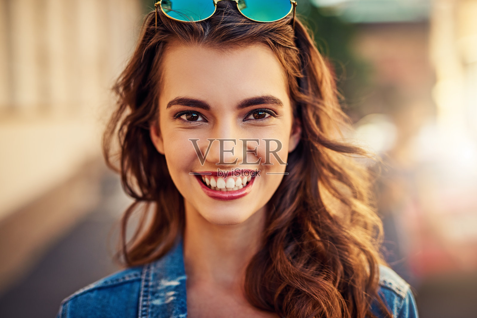 这个城市的气氛总是使她受到启发照片摄影图片