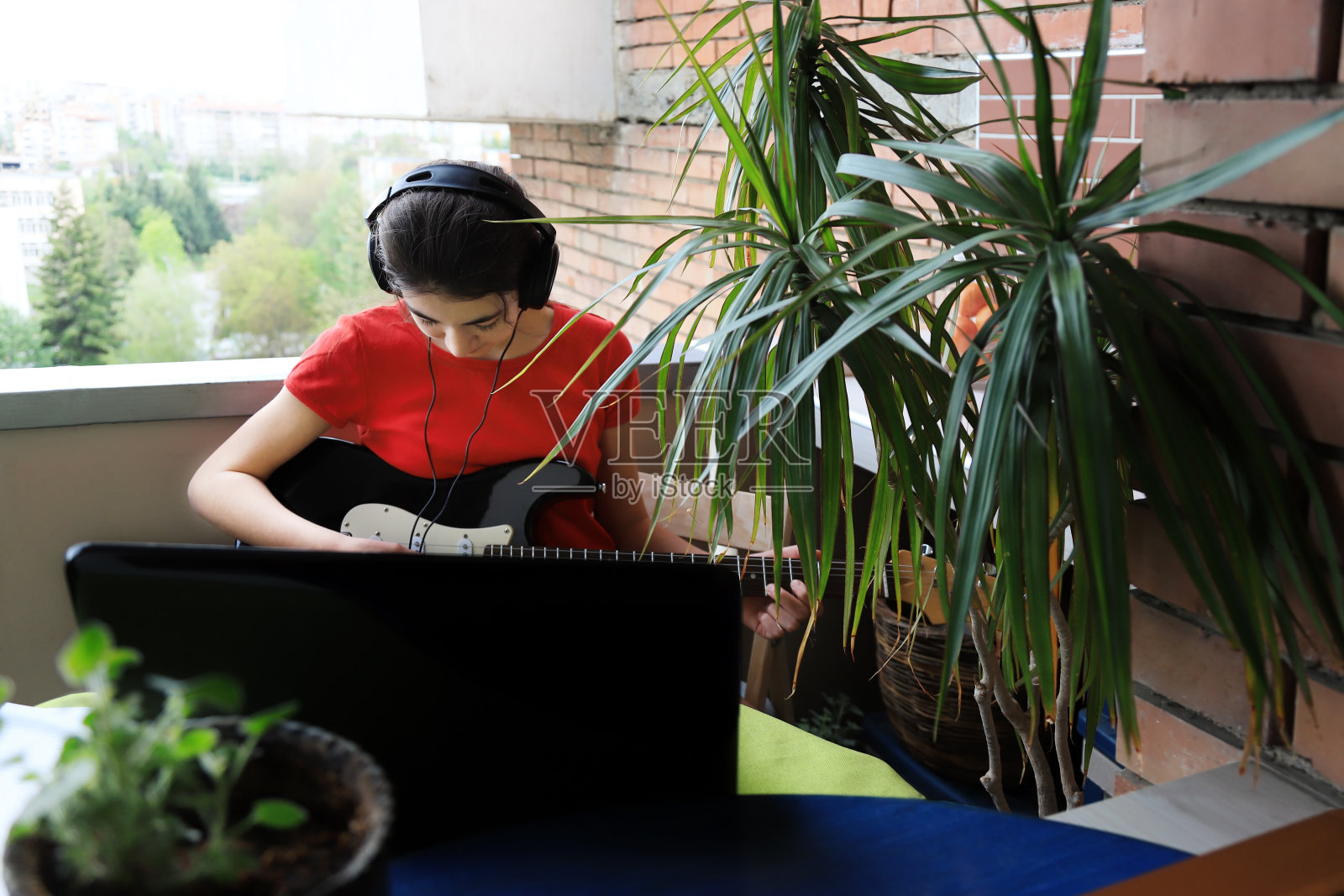 学弹吉他的女孩照片摄影图片