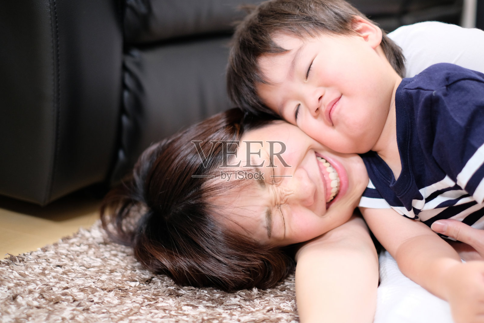 母亲和孩子照片摄影图片