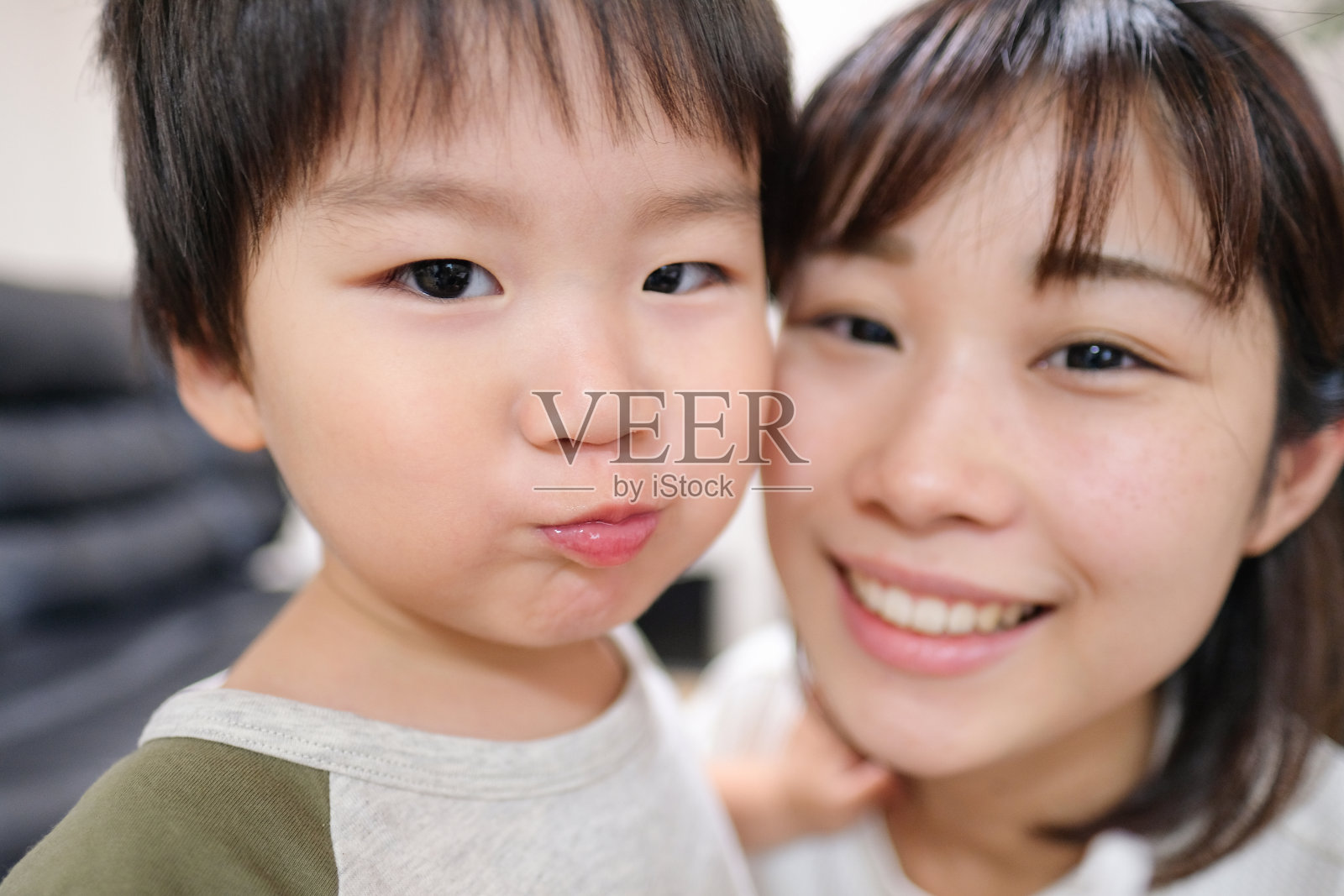 母亲和孩子的特写照片摄影图片