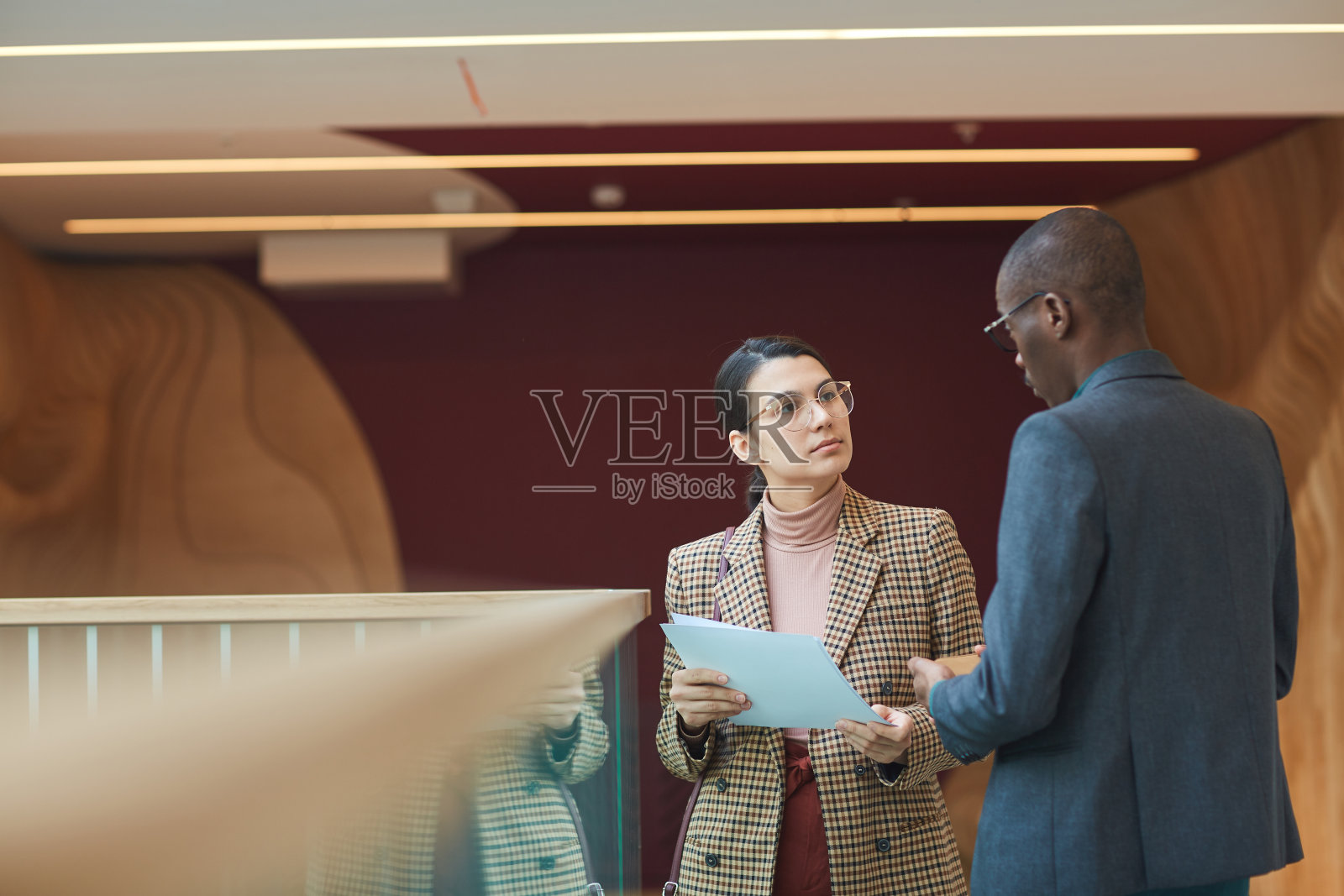 女商人在办公室与商人咨询照片摄影图片