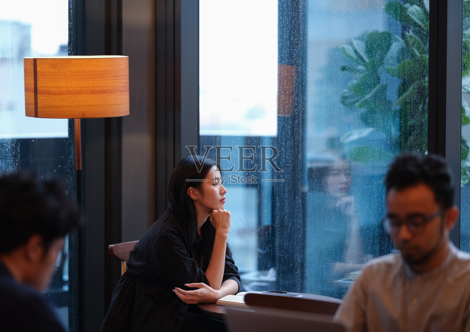 一个年轻的中国女孩的肖像照片摄影图片
