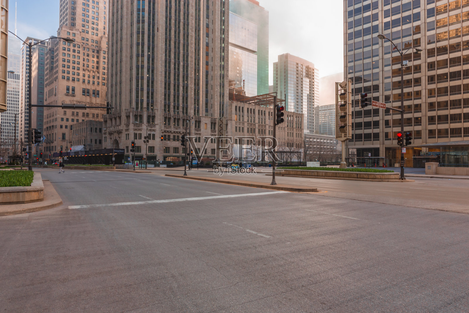 在冠状病毒的影响下,芝加哥的街道空荡荡的。城市在封锁中。照片摄影图片