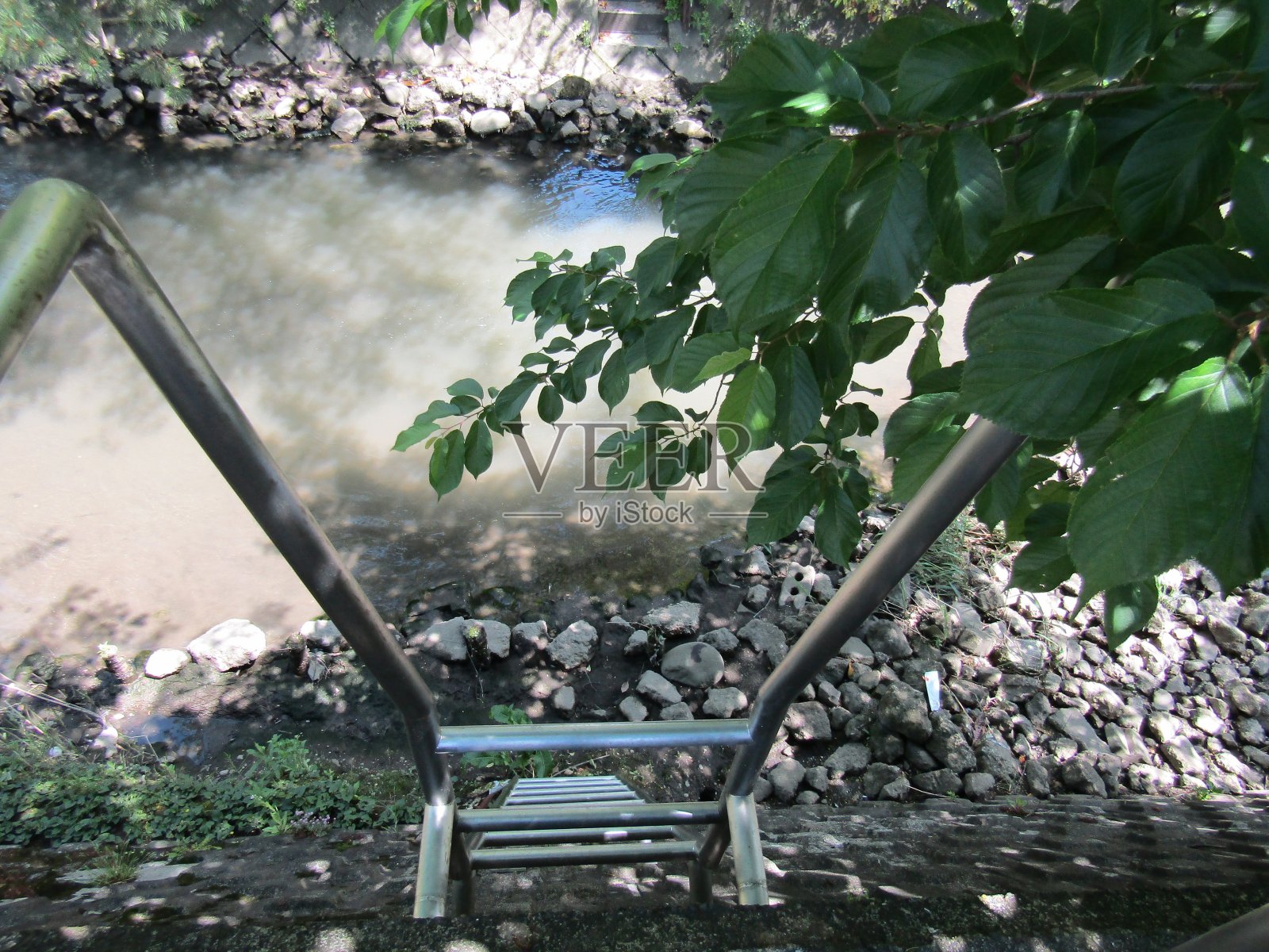 日本。4月。春天。松户市中心的一条小河。照片摄影图片