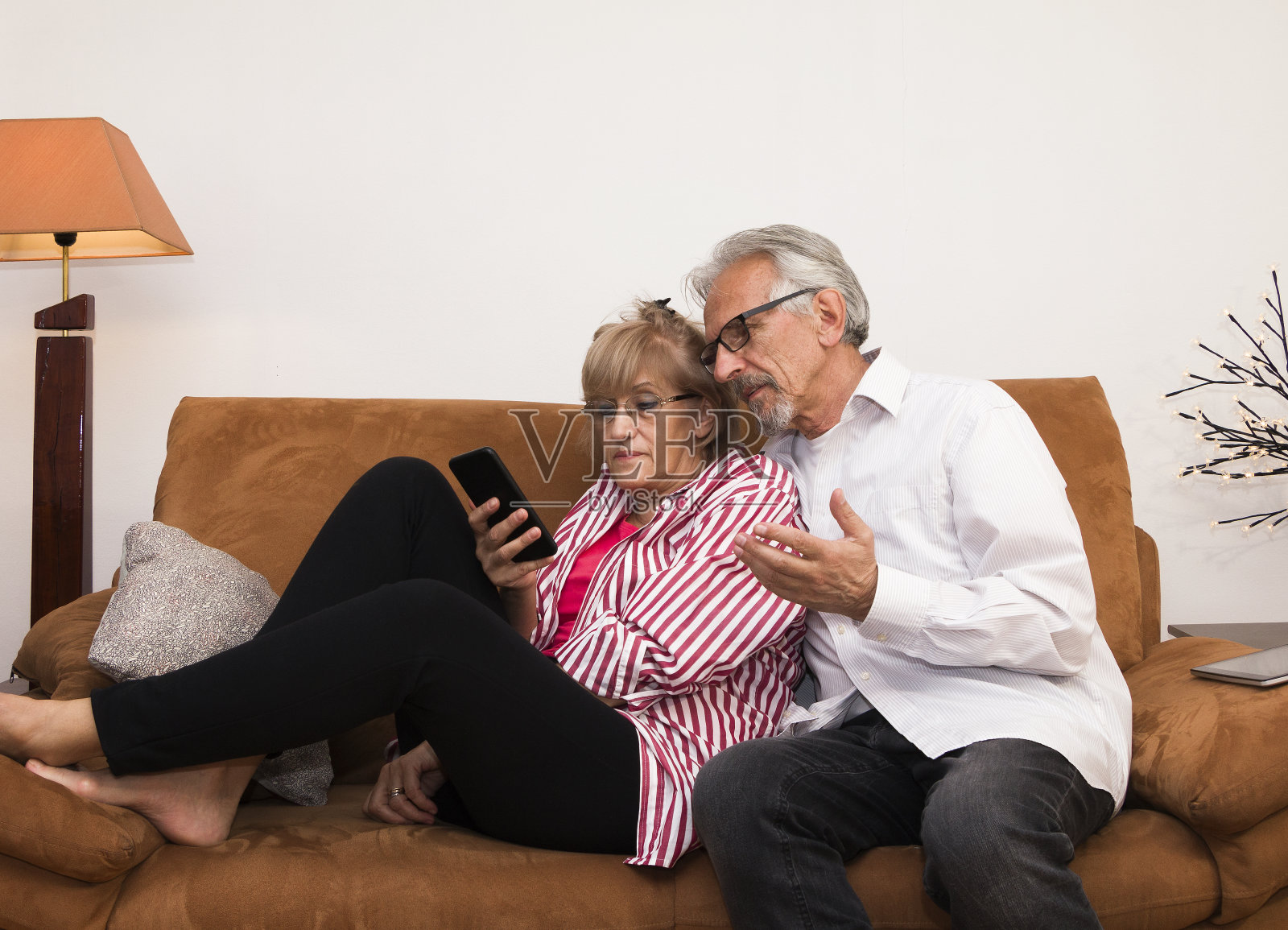 大流行隔离期间的老年夫妇照片摄影图片