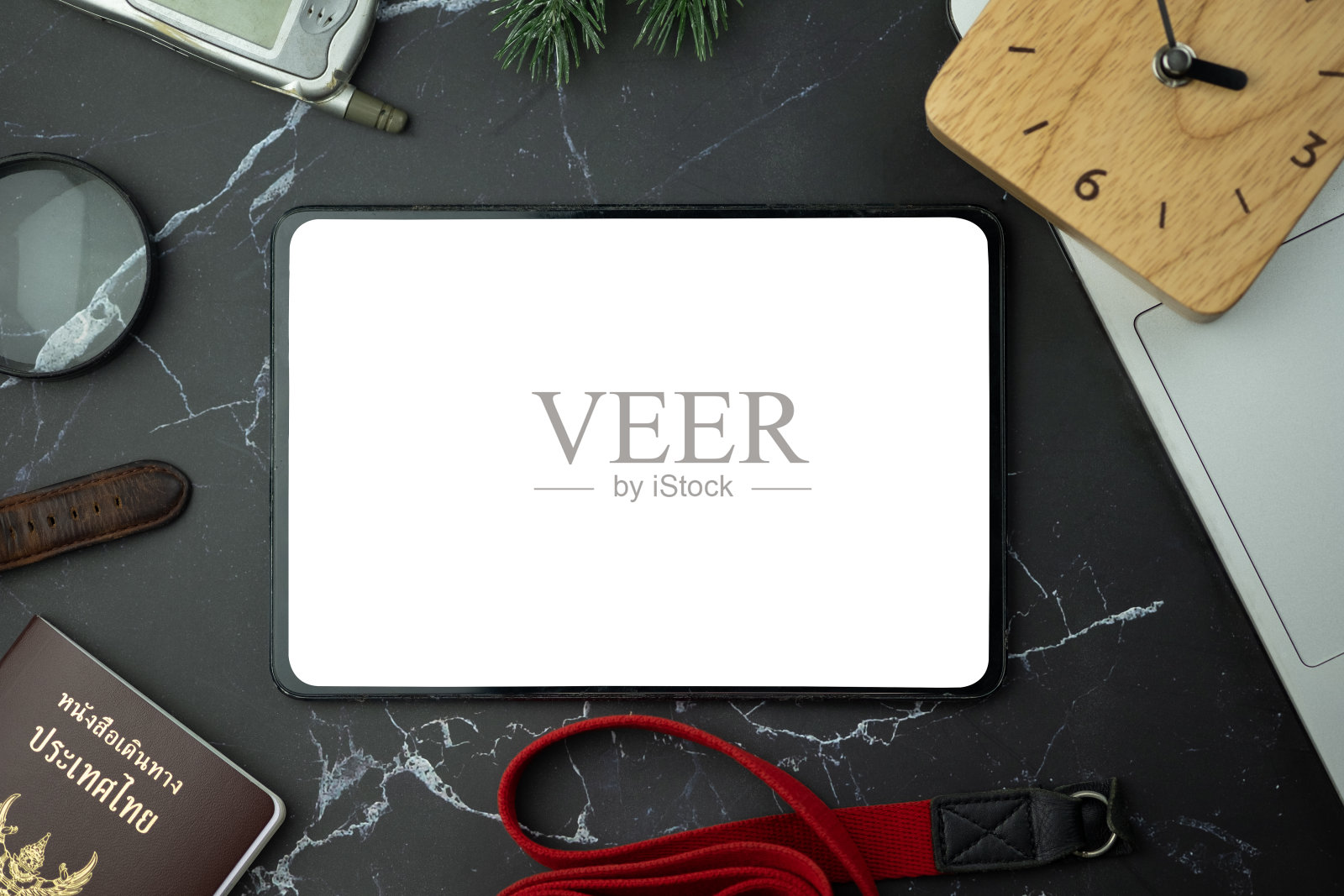 办公室办公桌工作空间和桌子的背景,从俯视图以上的平面lay对象。空平板和许多项目。平的。泰文意思是泰国护照照片摄影图片