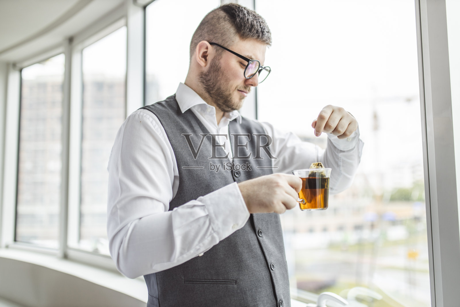 男人喝茶照片摄影图片