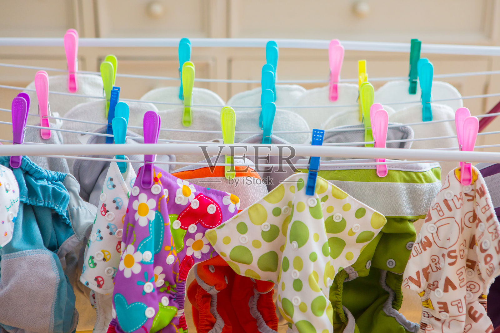 尿布衣服在室内照片摄影图片