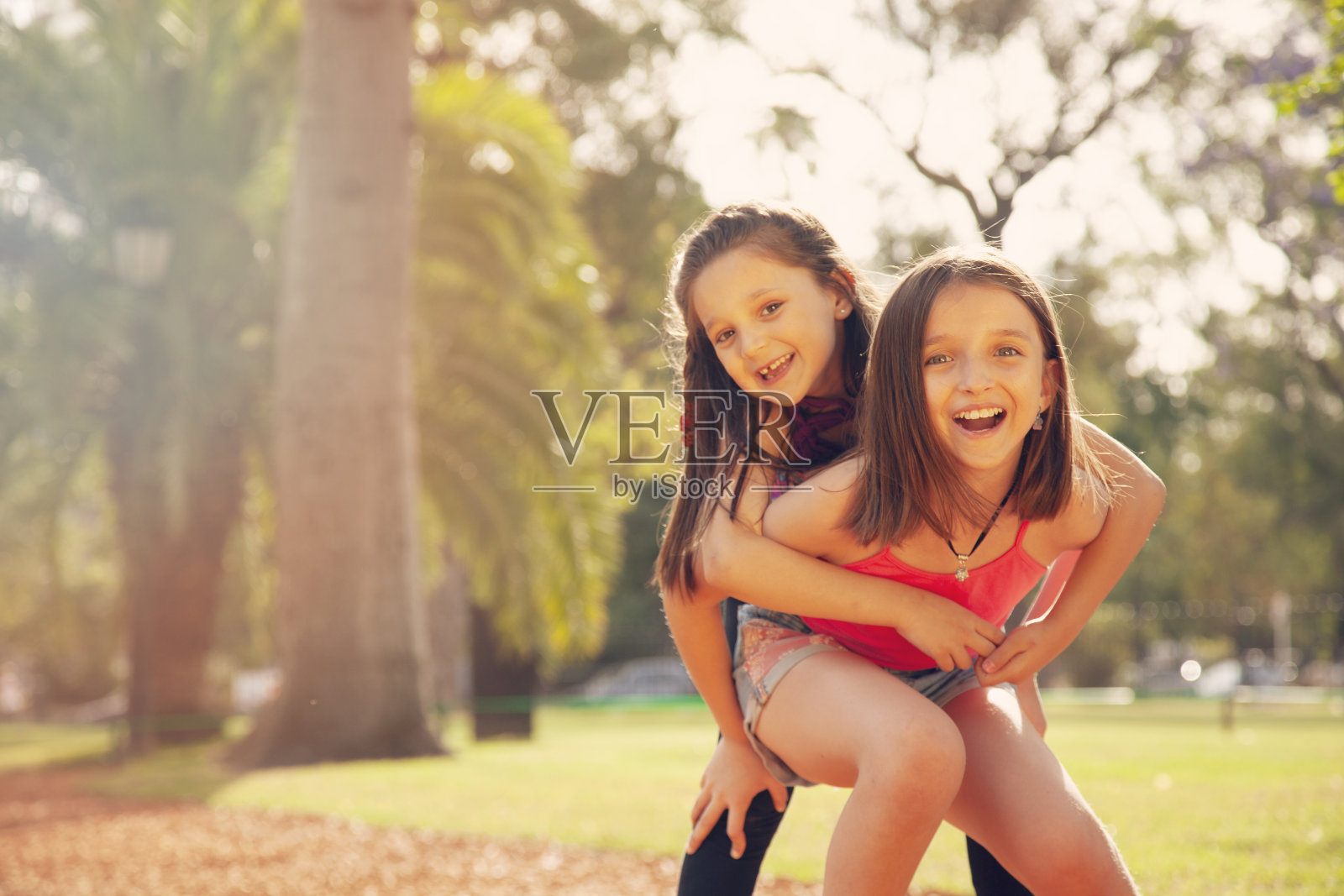 快乐姐妹肖像户外照片摄影图片