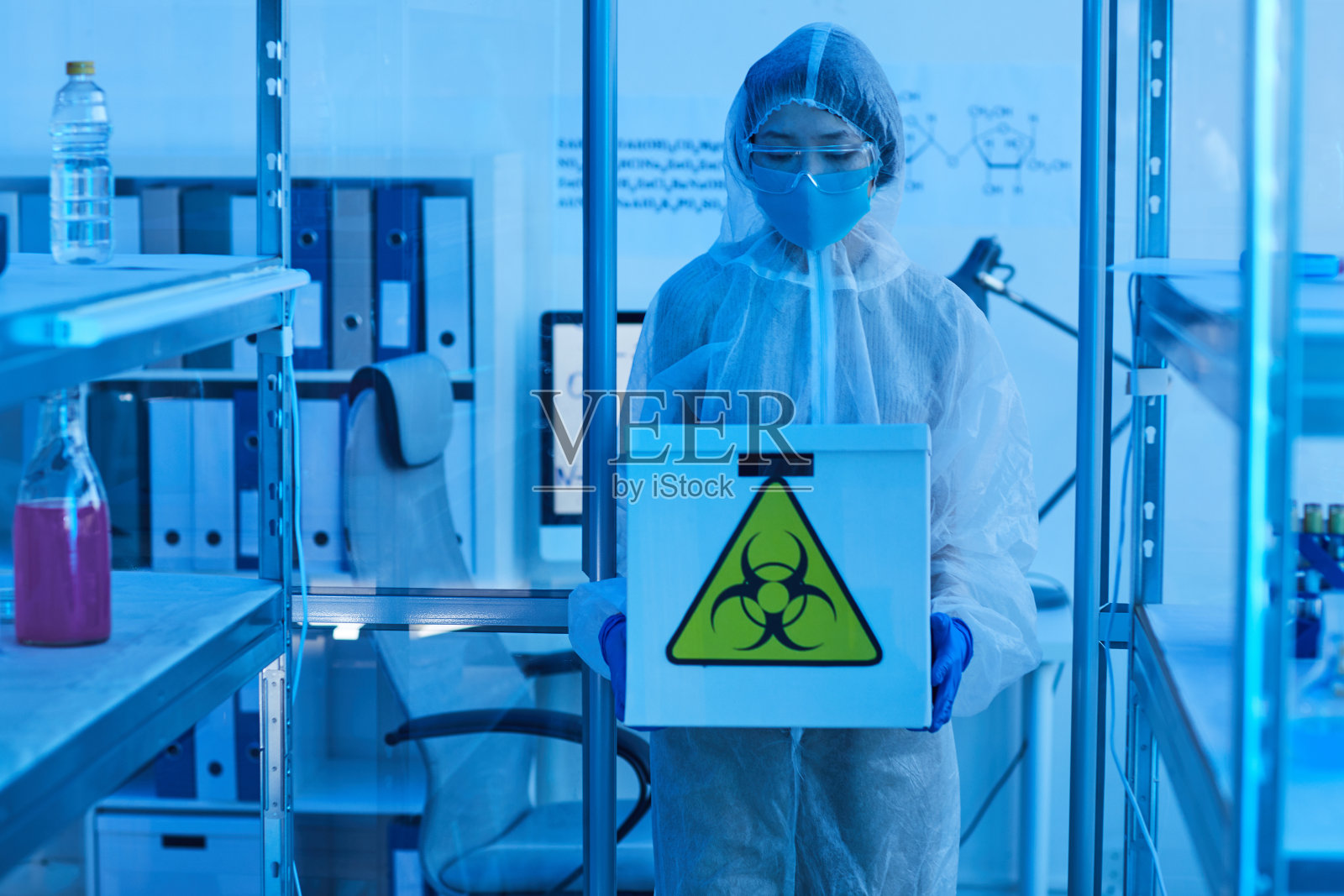 化学实验室里的女人照片摄影图片