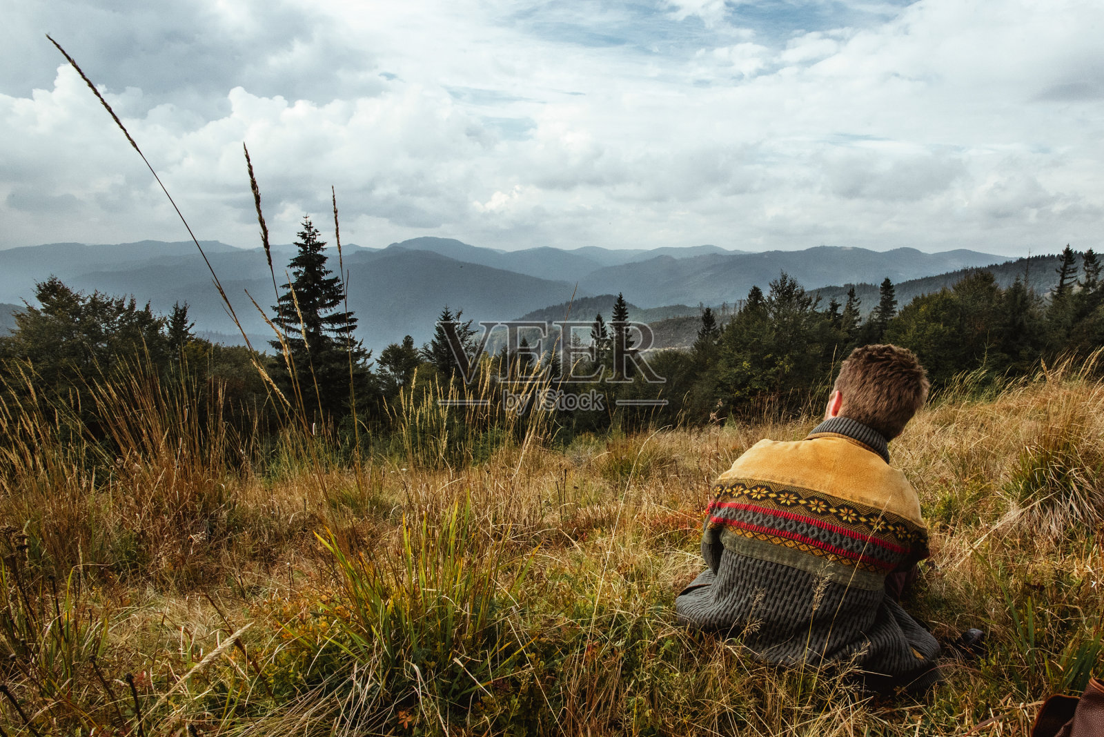 时尚美丽的旅行男子徒步在山上的一个森林背景照片摄影图片
