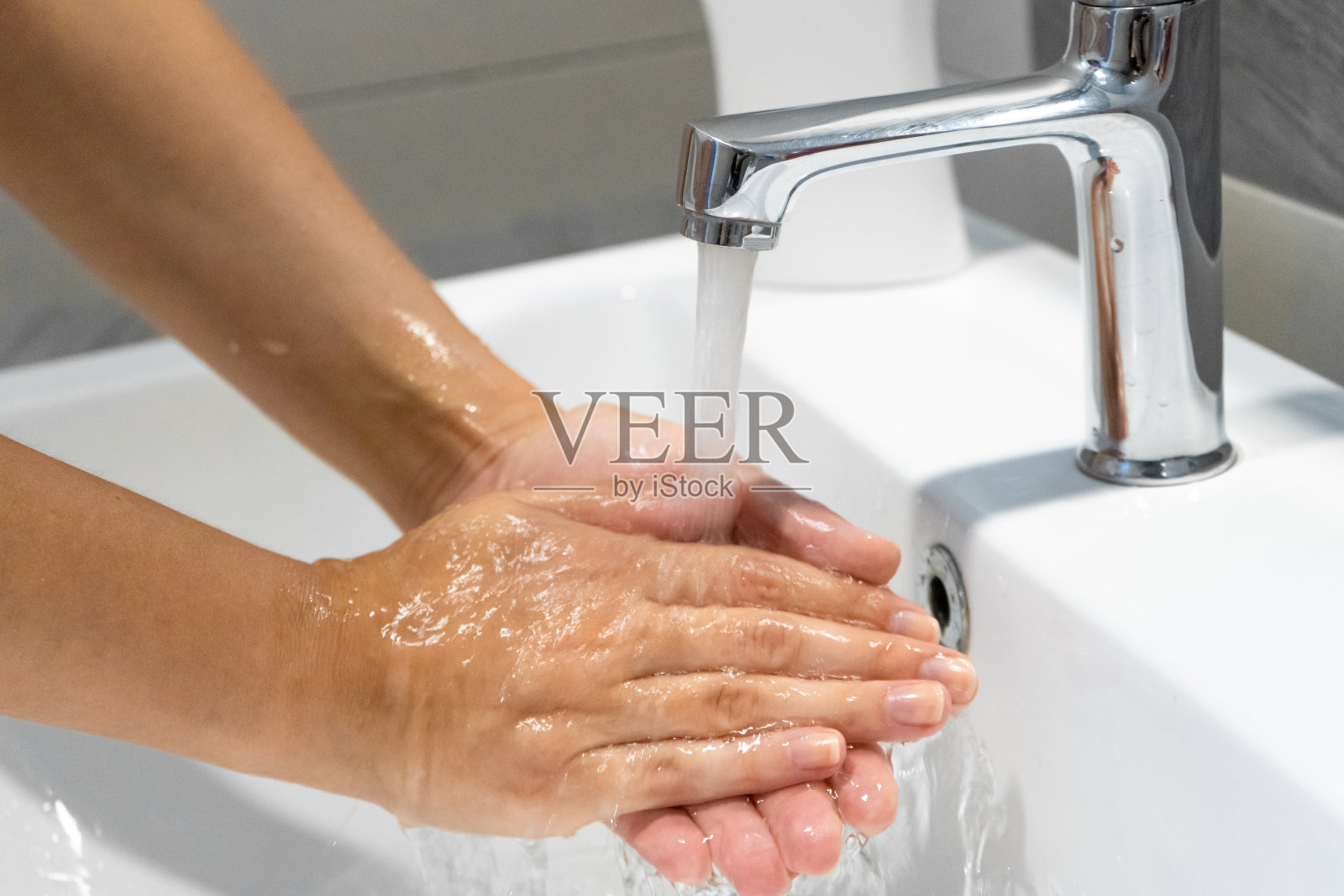 用肥皂搓洗双手,预防冠状病毒传播,保持卫生照片摄影图片