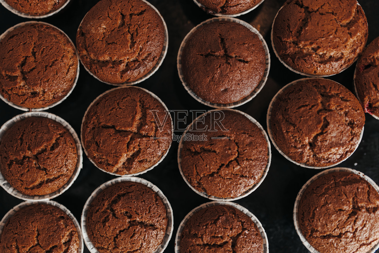 巧克力松饼面包店。烤盘上的布朗尼纸杯蛋糕。在家烘焙,在家烘焙。照片摄影图片