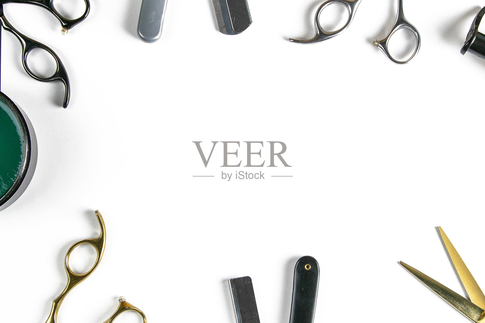 剪子,理发器,梳子,危险剃须刀,发胶,白色的单,黑色的背景。美容的概念照片摄影图片