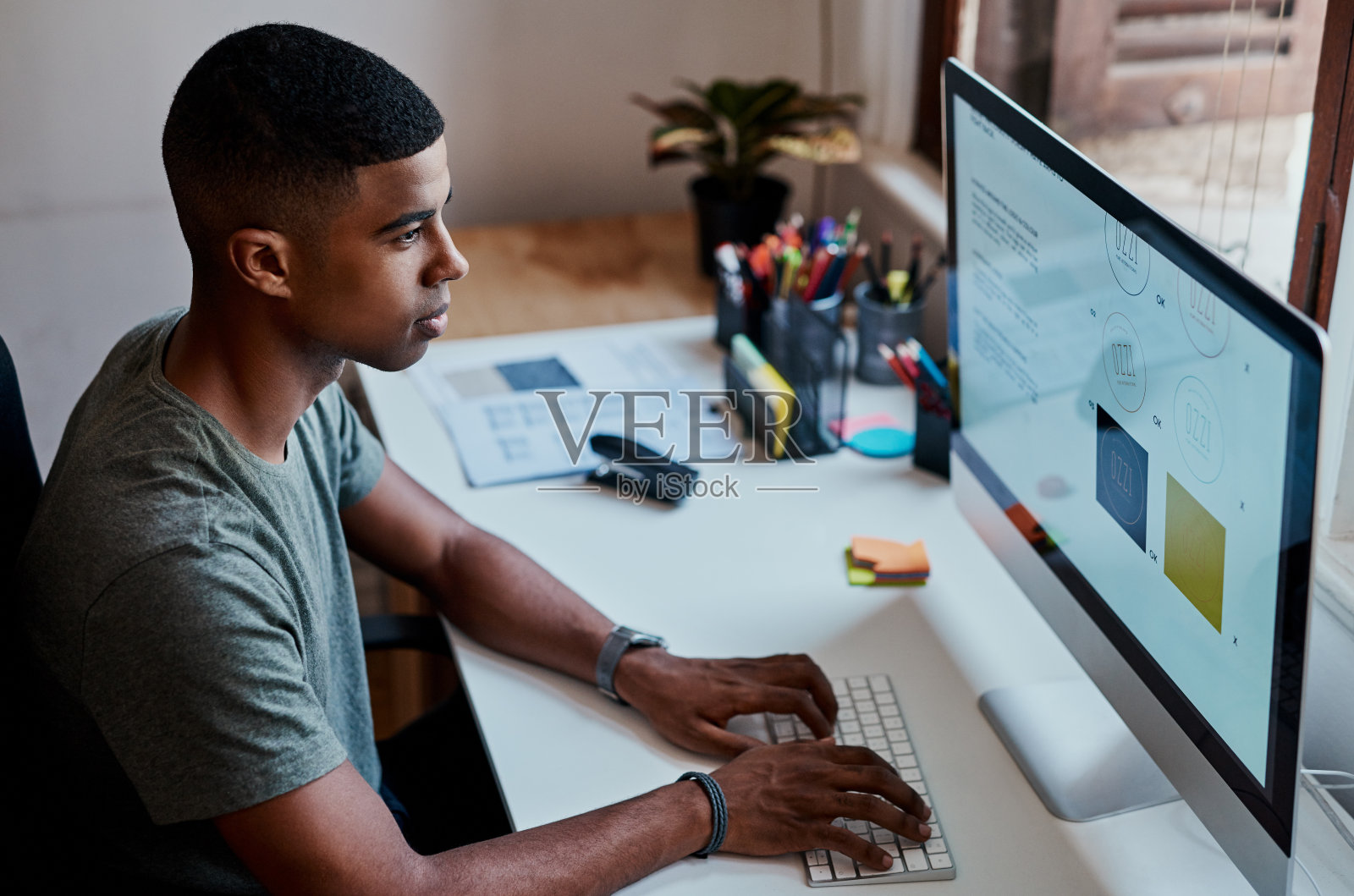 在创意站努力工作照片摄影图片