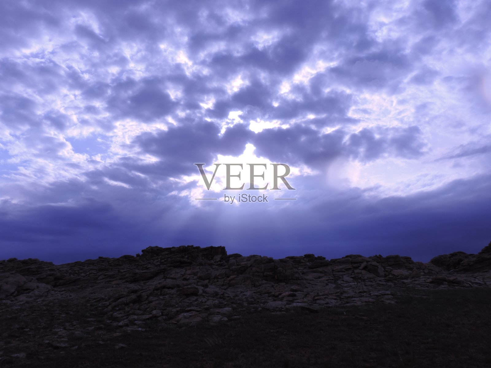 日落时的戏剧性倒影——蒙古沙漠照片摄影图片