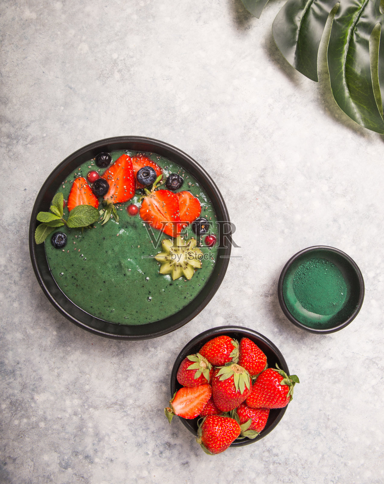 多彩,健康食品。巴西莓冰沙碗。酮早餐的想法。水果凝乳奶昔,巴西莓。早餐有绿色螺旋藻,草莓,奇亚,猕猴桃照片摄影图片