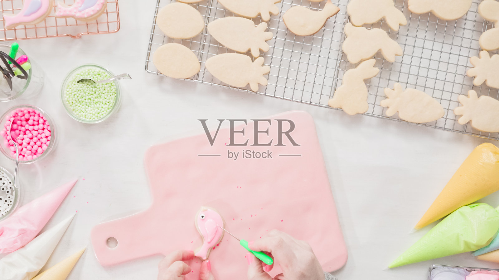 用金属糖霜装饰复活节糖果饼干。照片摄影图片