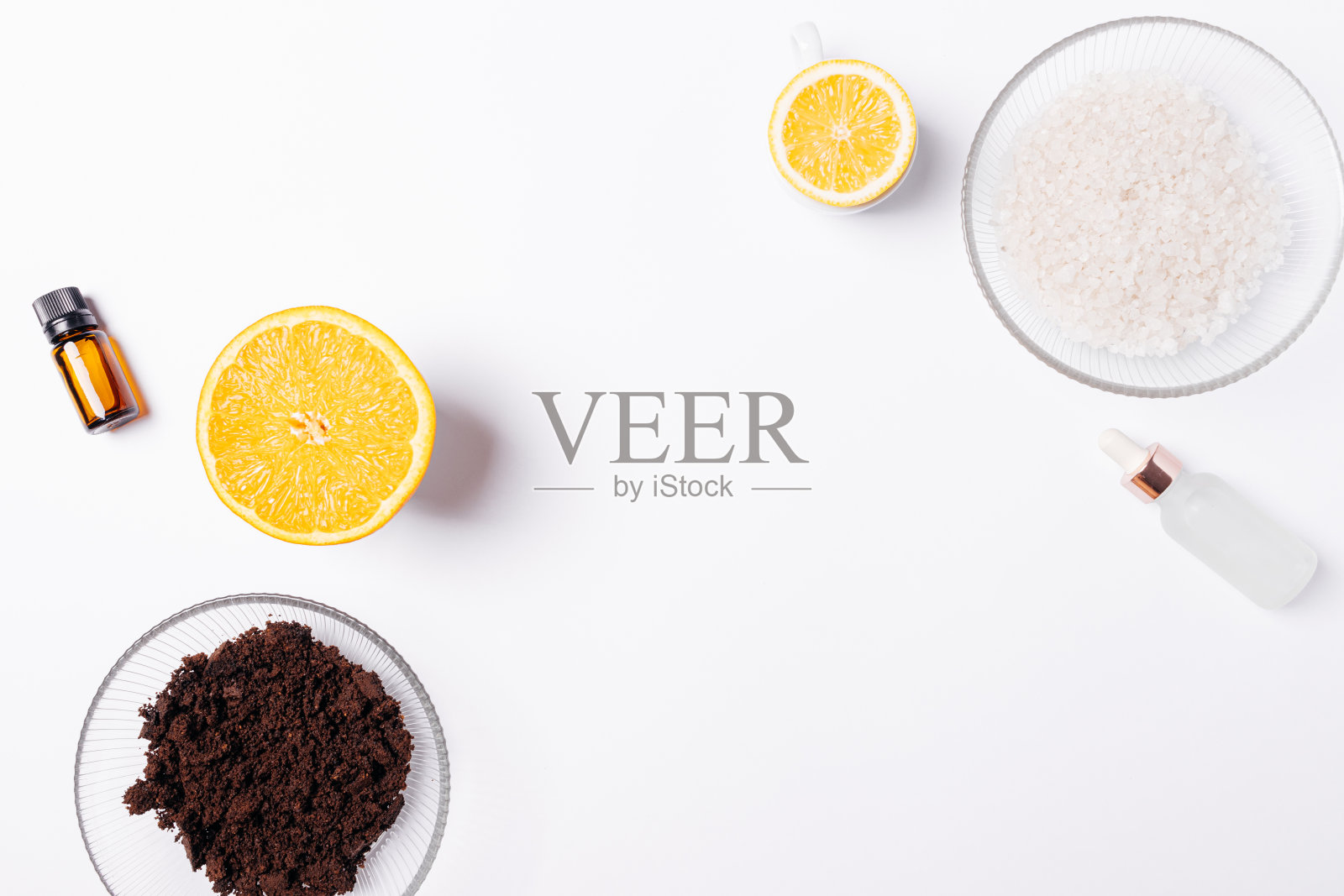 俯视图上的白色桌子成分自制咖啡身体磨砂膏照片摄影图片