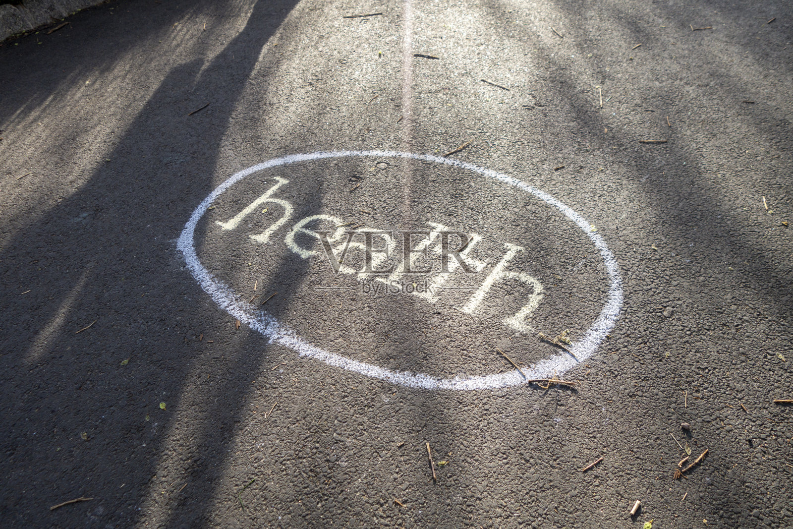 大街上挤了一圈生字照片摄影图片