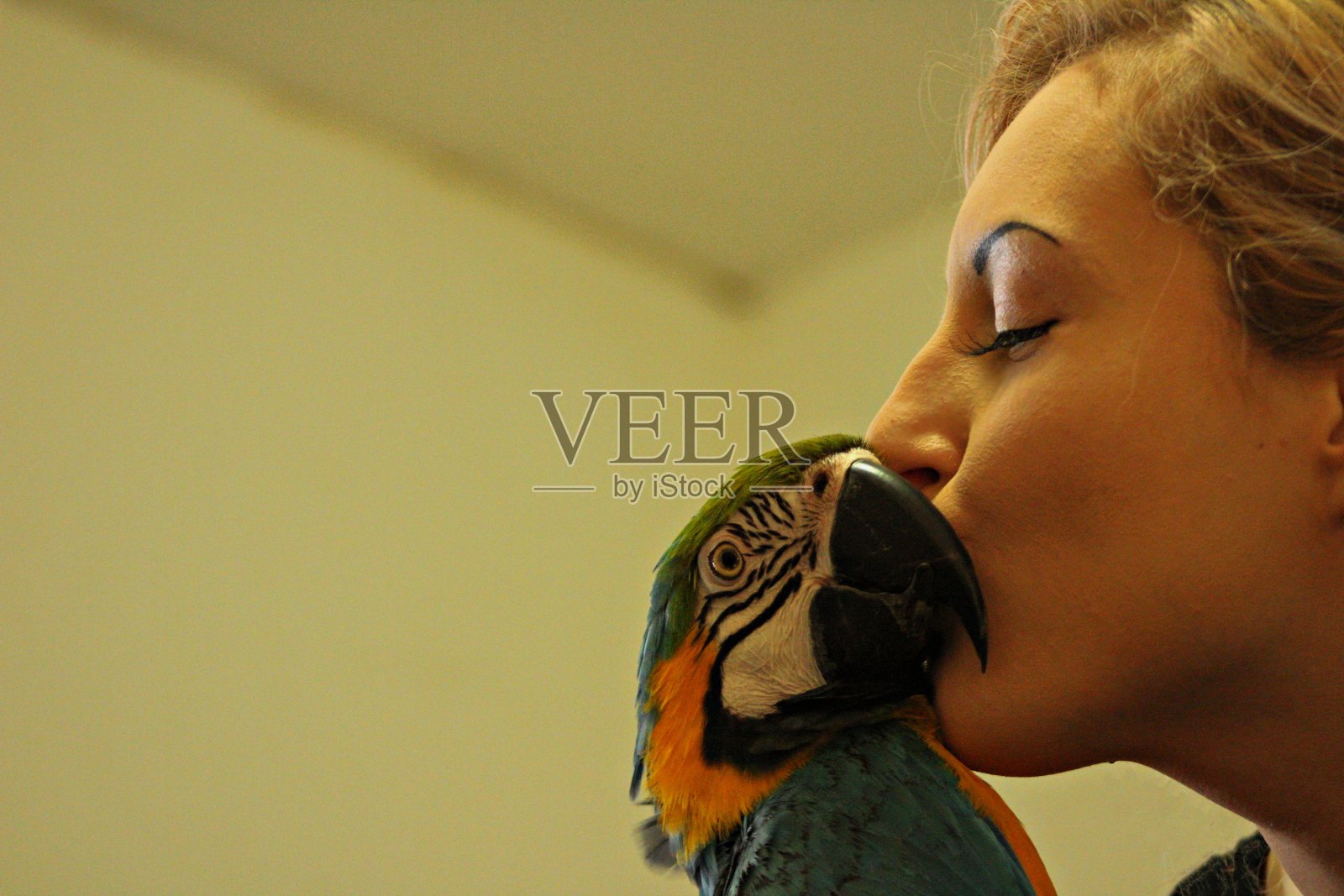 温柔的吻照片摄影图片