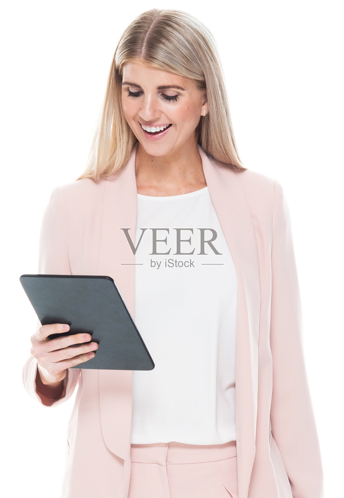 白人女商务人员穿着商务服装,手持钱包,使用触摸屏站在白色背景前照片摄影图片