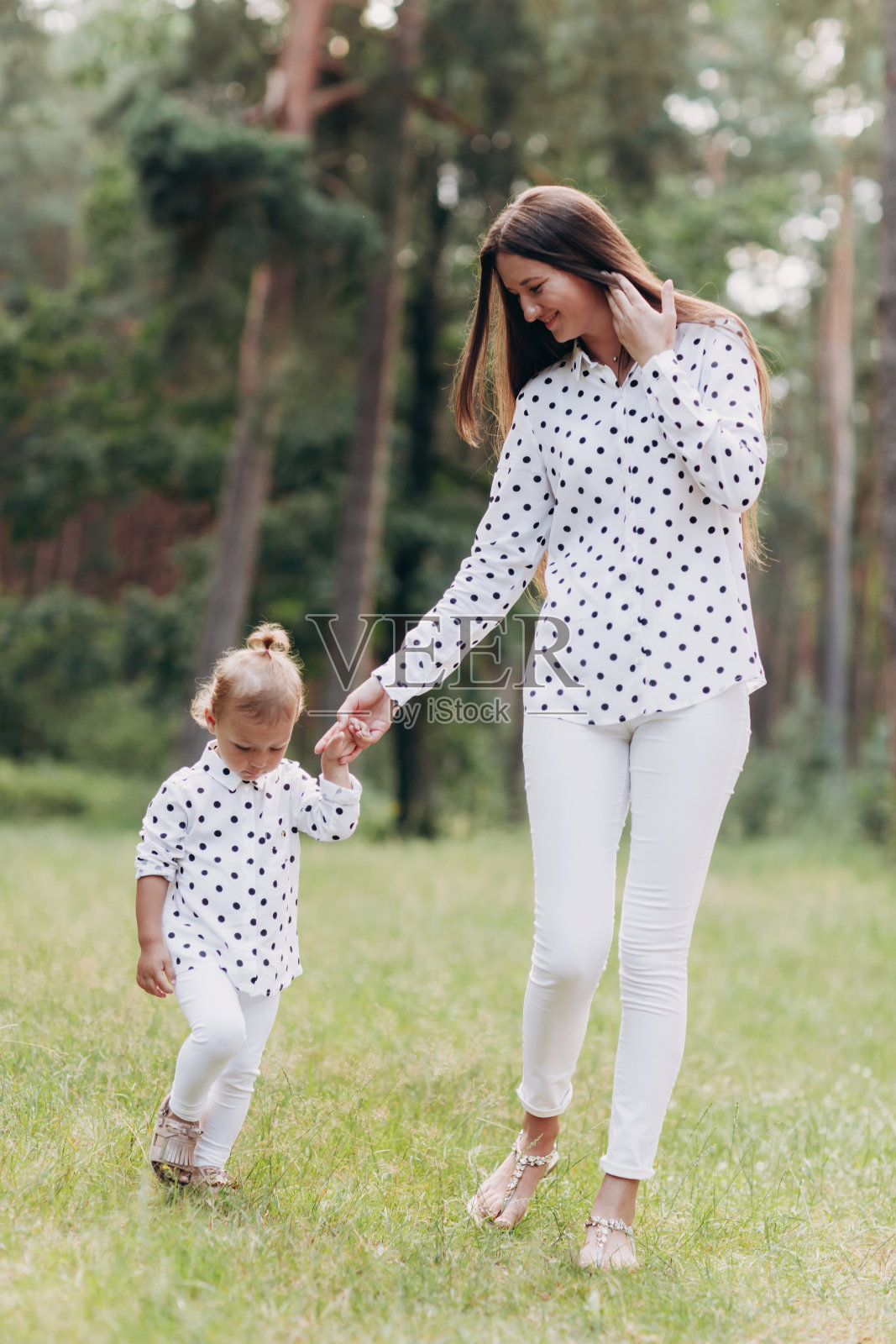 美丽的妈妈和她的小女儿在户外。大自然。美丽妈妈和她的孩子一起在公园玩。亲吻和拥抱幸福的家庭。母亲节快乐。妈妈和宝宝。照片摄影图片